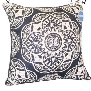 2 reversible throw pillows